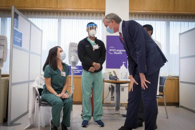 Mayor Bill de Blasio observes the vaccination of health care worker Tara Easter at NYU Langone Health, Manhattan on December 14, 2020. Photo: Ed Reed/Mayoral Photography Office.