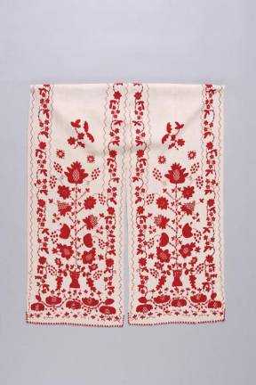 Ritual cloth (rushnyk), Poltava region, eastern Ukraine, late 19th century. Photo by Volodymyr Gritsyk. © The Ukrainian Museum