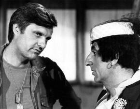 Alan Alda as Hawkeye and Jamie Farr as Klinger in “M.A.S.H.” Photo: CBS Television, Public domain, via Wikimedia Commons