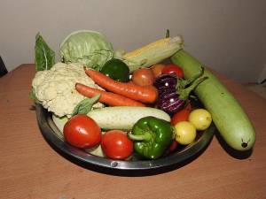 When it comes to meal time, new studies show it’s best if chow down on vegetables first before touching meats, or bread. Photo: Wikimedia Commons