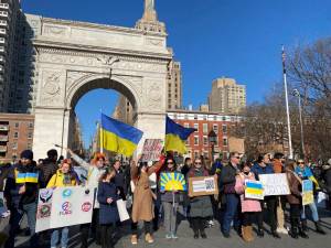 A line of antiwar protesters formed in front of the Washington Square Arch on February 27. Photos by Ava Manson