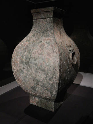 This bronze vessel inlaid with delicate gold and silver filigree hints at stylized clouds and a sophisticated, elegant court. Photo: Adel Gorgy