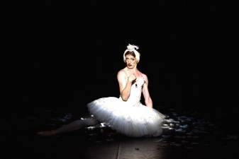 Les Ballets Trockadero de Monte Carlo performing “Paquita.” Photo by Marcello Orselli.