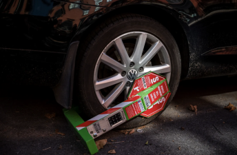 A car boot on the wheel of a Volkswagen. <b>Photo: Hiram Alejandro Durán/THE CITY</b>