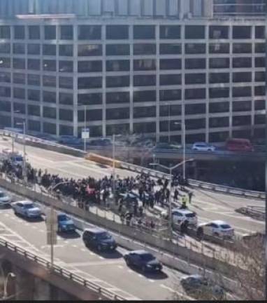 Pro-Palestinian protestors on the Brooklyn Bridge halted traffic at the tail end of the morning rush hour on Jan. 8. Protestors also shut down the Manhattan and Williamsburg Bridges and the Holland Tunnel. The protestors dispersed after about one hour. Photo: Citizens App