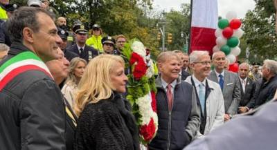 Before the rains came, their was a memorial service and laying of wreath at Colombus Circle to remember fallen first responders. Among those in attendance (front row, from left) the Italian Consul General Fabrizio DiMichele, Margo Catsimatides, Joe Moglis (Grand Marshall) and Fabrizio Michelassi, MD and chief of surgery at NY Presbyterian.
