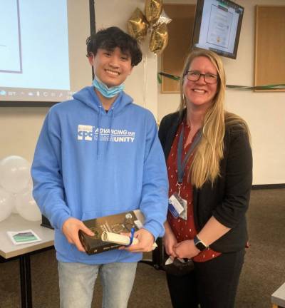 Desmond Ng receiving stethoscope from MedAchieve faculty advisor Dr. Stacey Fanning. Photo: Barbara Franklin