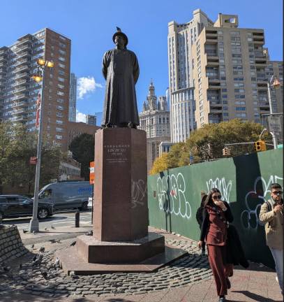 Lin Xe Zu statue at Chatham Square, looking southwest across Oliver Street toward the Municipal Building. Chinatown “gateway arch” construction fence at right.