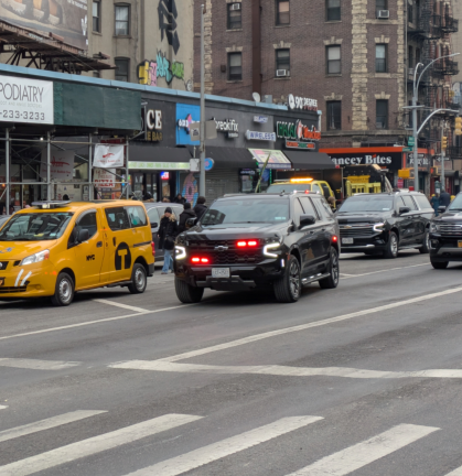Mayor Mandami is leaving the Williamsburg Bridge “Bump” event by lights flashing truck.