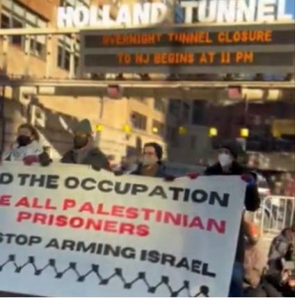 Porestors at the Manhattan entrance to the Holland Tunnel called for the US to suspend aid to Israel. Photo: Palestinian Youth Movement/via X (formerly Twitter)
