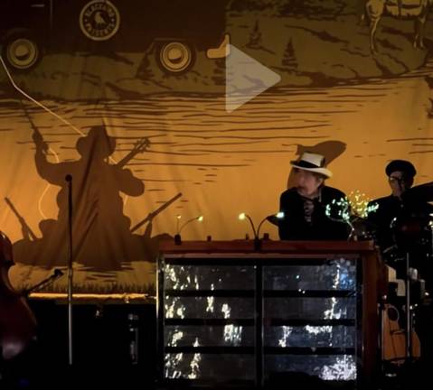 Bob Dylan joins Willie Nelson, Lucinda Williams, Wilco, and Waylon Payne at Jones Beach Theater for the Outlaw Music Festival.