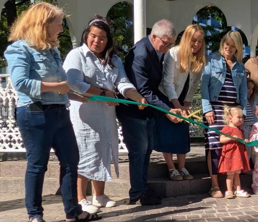 Hold that ribbon and snip!