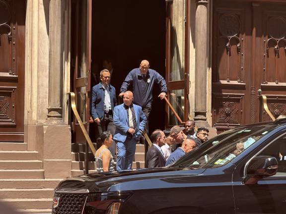 Jeff Ross (in a bright blue suit), best known for his celebrity roasts, was one of many non-musical celebrities in attendance.