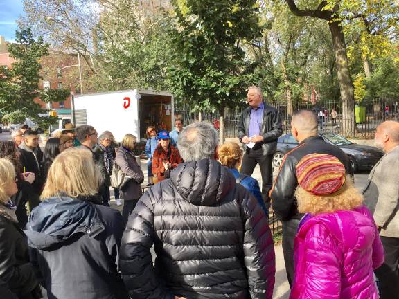 Jeff Goodman addresses one of his walking tour groups.