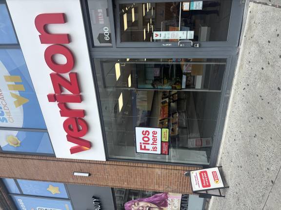 The Verizon store at 600 Sixth Ave., where a heroic employee drove away would-be thief Jamel McGriff empty-handed. McGiff was apprehended after a regional police manhunt, accused of a double homicide in Queens.