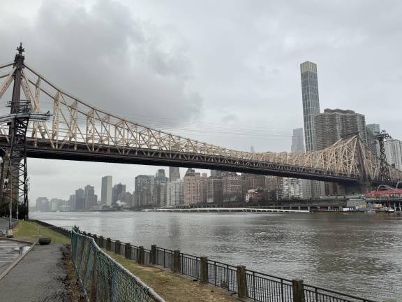 Seen from Roosevelt Island, the Queensboro Bridge gets around 3,000 pedestrians crossing it daily, using the existing pedestrian path on the north side of the bridge.