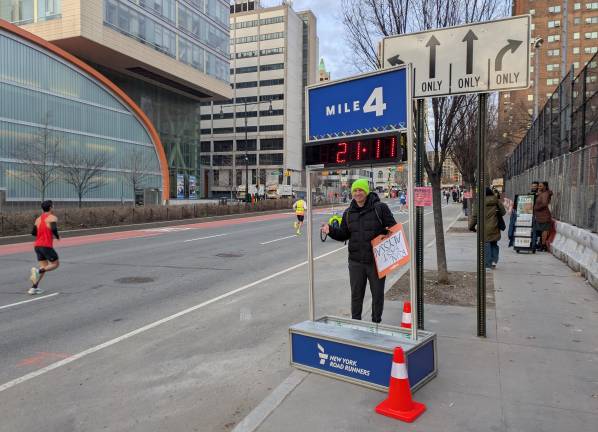 Tail end of elite men’s race at Mile 4, Tillary Street, Brooklyn.