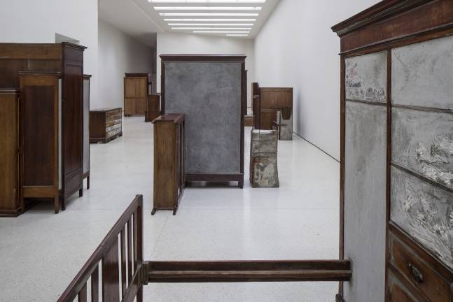 Installation view: Doris Salcedo, Solomon R. Guggenheim Museum, New York, June 26–October 12, 2015 Photo: David Heald­ © Solomon R. Guggenheim Foundation