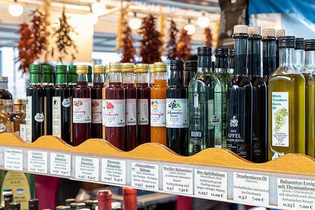 There are many types of vinegar from apple cider vinegar to balsamic vinegar which is aged 12 to 25 years in wood barrels. All have the stamp of approval from the Academy of Nutrition and Dietics (AND).