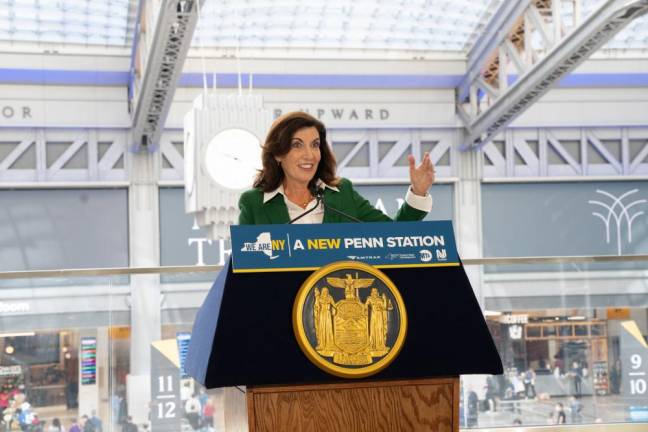 Governor Kathy Hochul announcing that the Metropolitan Transportation Authority, in partnership with Amtrak and NJ TRANSIT, is requesting proposals from architecture and engineering firms to guide the Penn Station reconstruction effort, on June 9, 2022. Photo: Don Pollard/Office of Governor Kathy Hochul