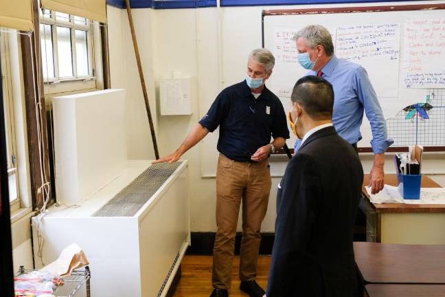 Mayor Bill de Blasio and Chancellor Carranza observe ventilation inspections at Bronx Collaborative High School on Aug. 26. Photo: Ed Reed/Mayoral Photography Office