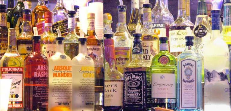 Delays of up to a year in granting new liquor licenses by the State Liquor Authority have hindered the ability of many restaurant and bar owners trying to bounce back after the pandemic. Photo: Flickr.