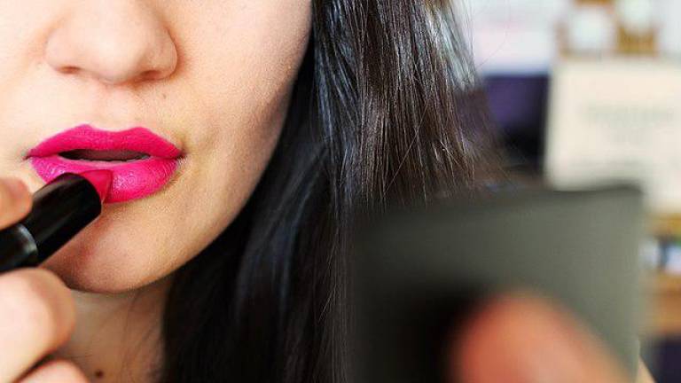 European regulators have banned more than 2,400 hazardous chemicals from cosmetics, the US has banned only 11, primarily for ingredients such as red dye #40, deemed carcinogenic. Photo: Wikimedia Commons