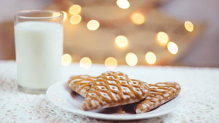<b>Calcium rich milk with a cookie that does not contain chocolate can be a good late night snack to help induce sleep.</b> Photo: Ponafotkas/Wikimedia Commons