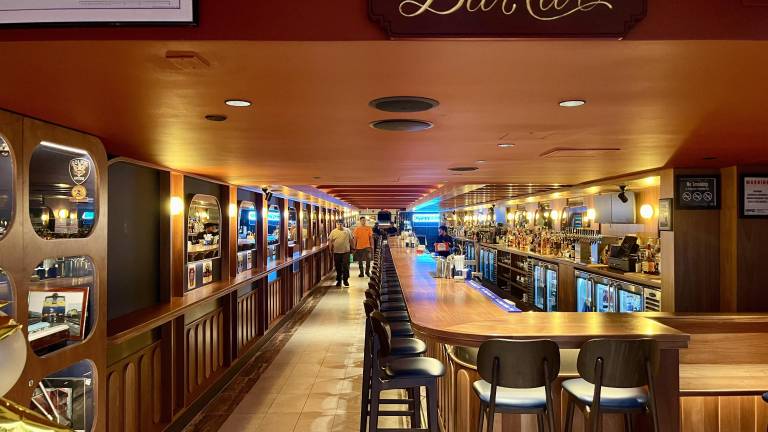 Pre-grand opening, Tracks Raw Bar and Grill, seen here from the main entrance, has totally different decor than when it left Penn Station 7 years ago. There is a long bar for thirsty patrons, and cozy booths in the back for hungry and thirsty ones, not in a rush for the 6:27 p.m. train to suburbia.